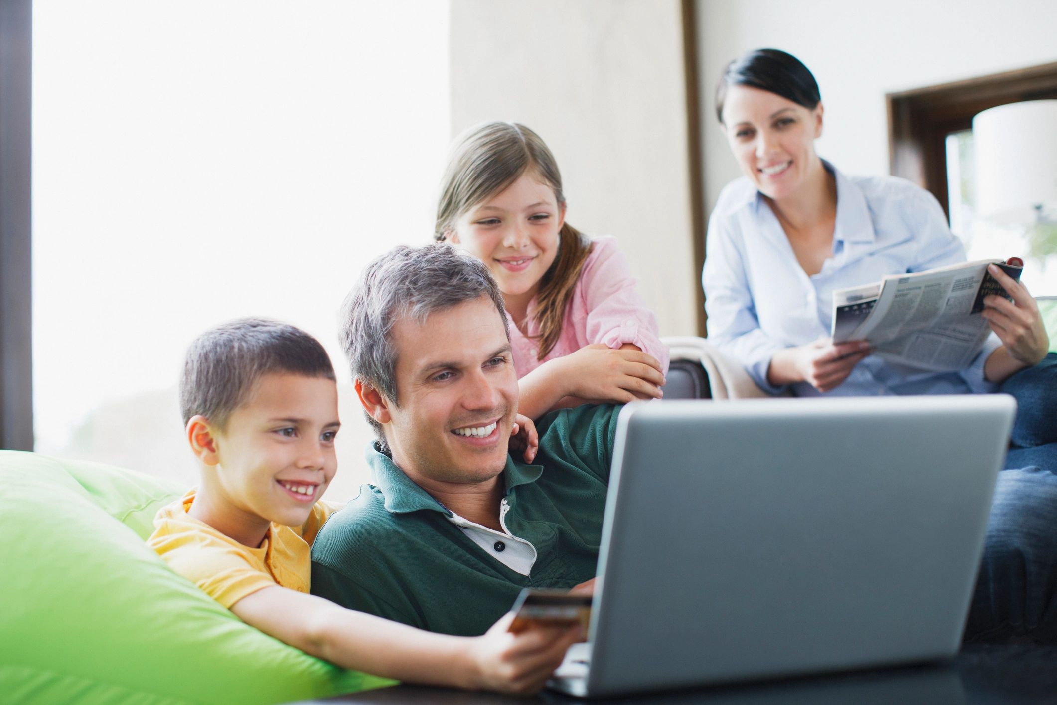 Familia comprando en línea desde casa