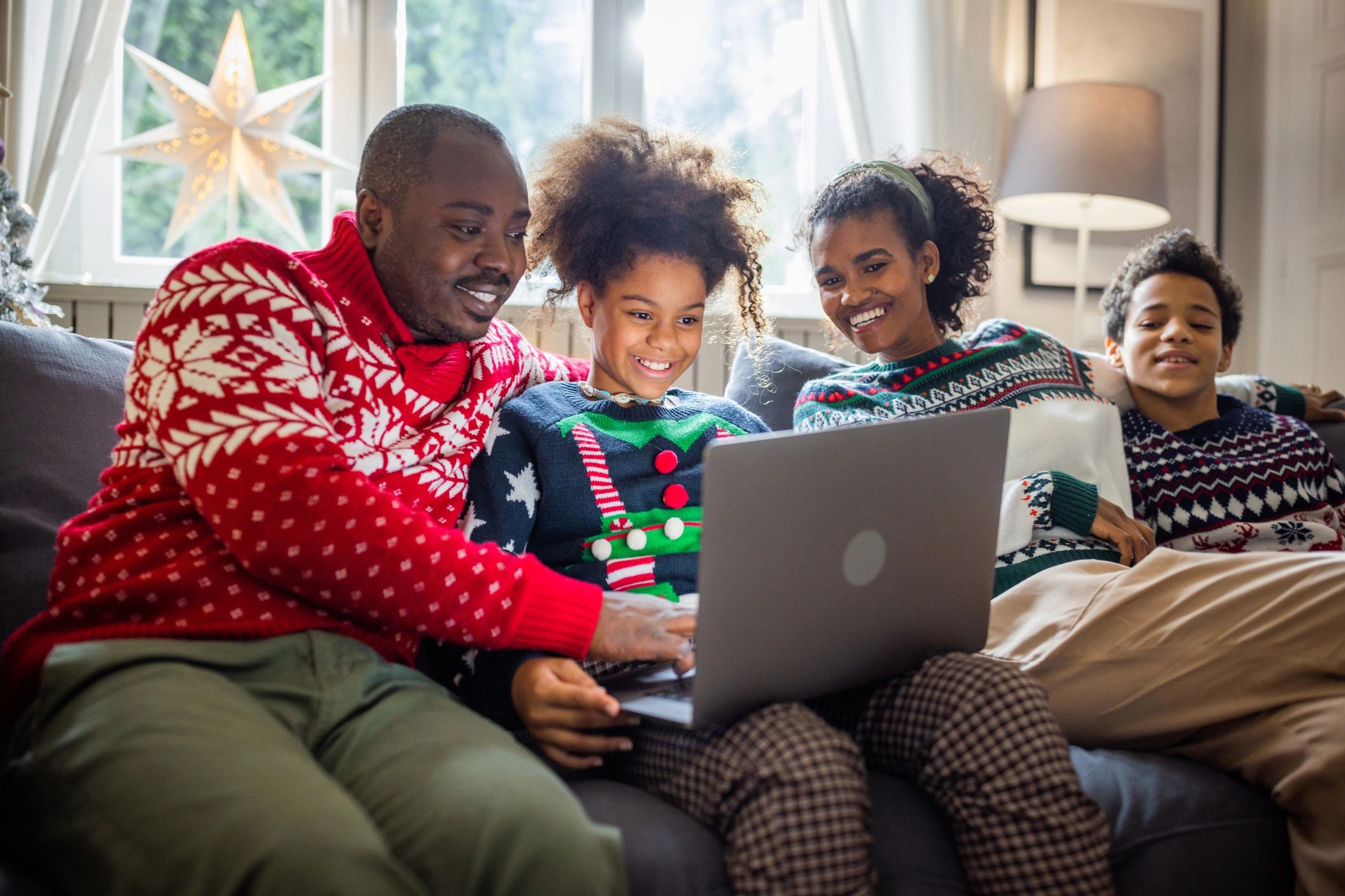 Familia realizando compras online desde casa