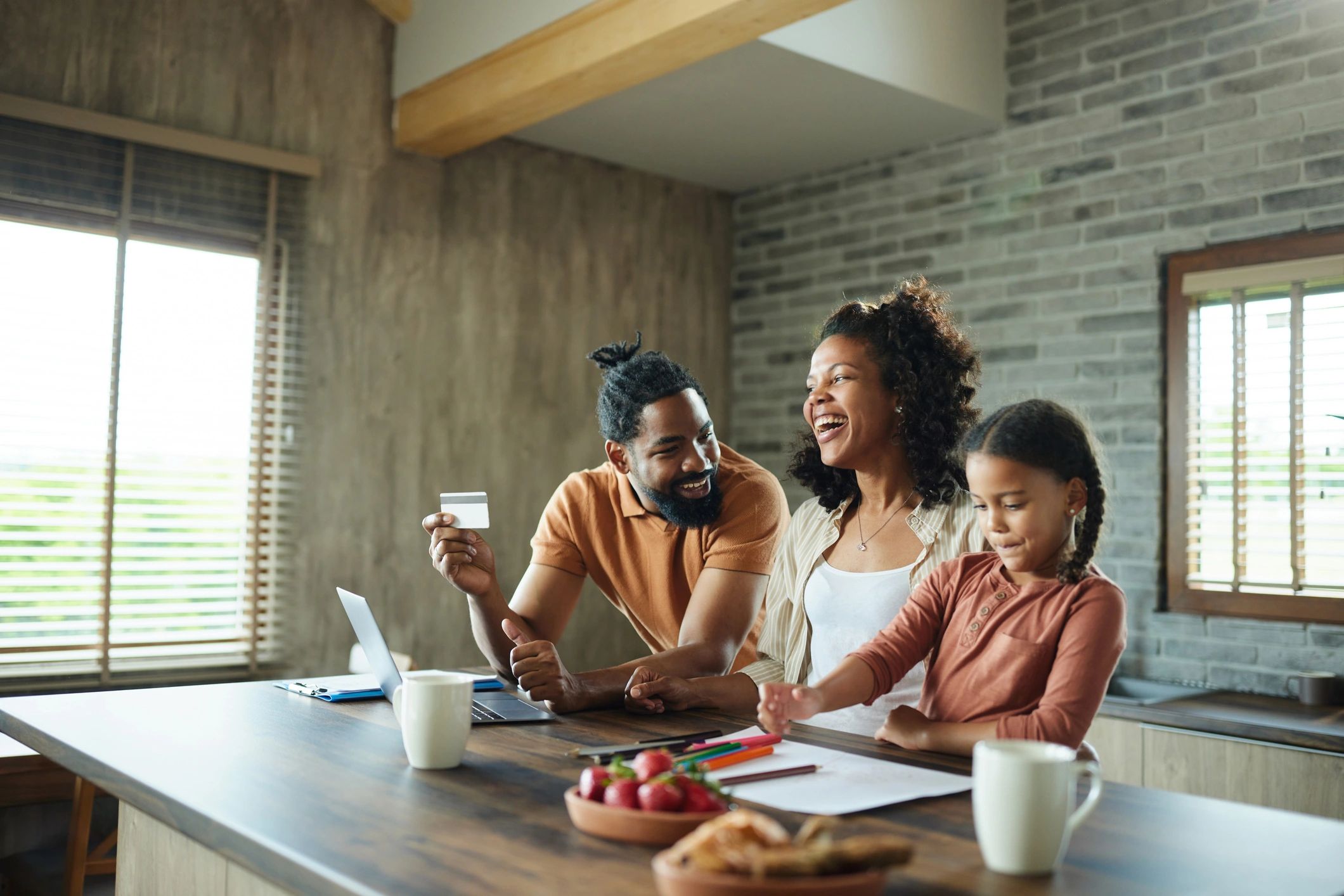 Familia realizando compras online en computadora